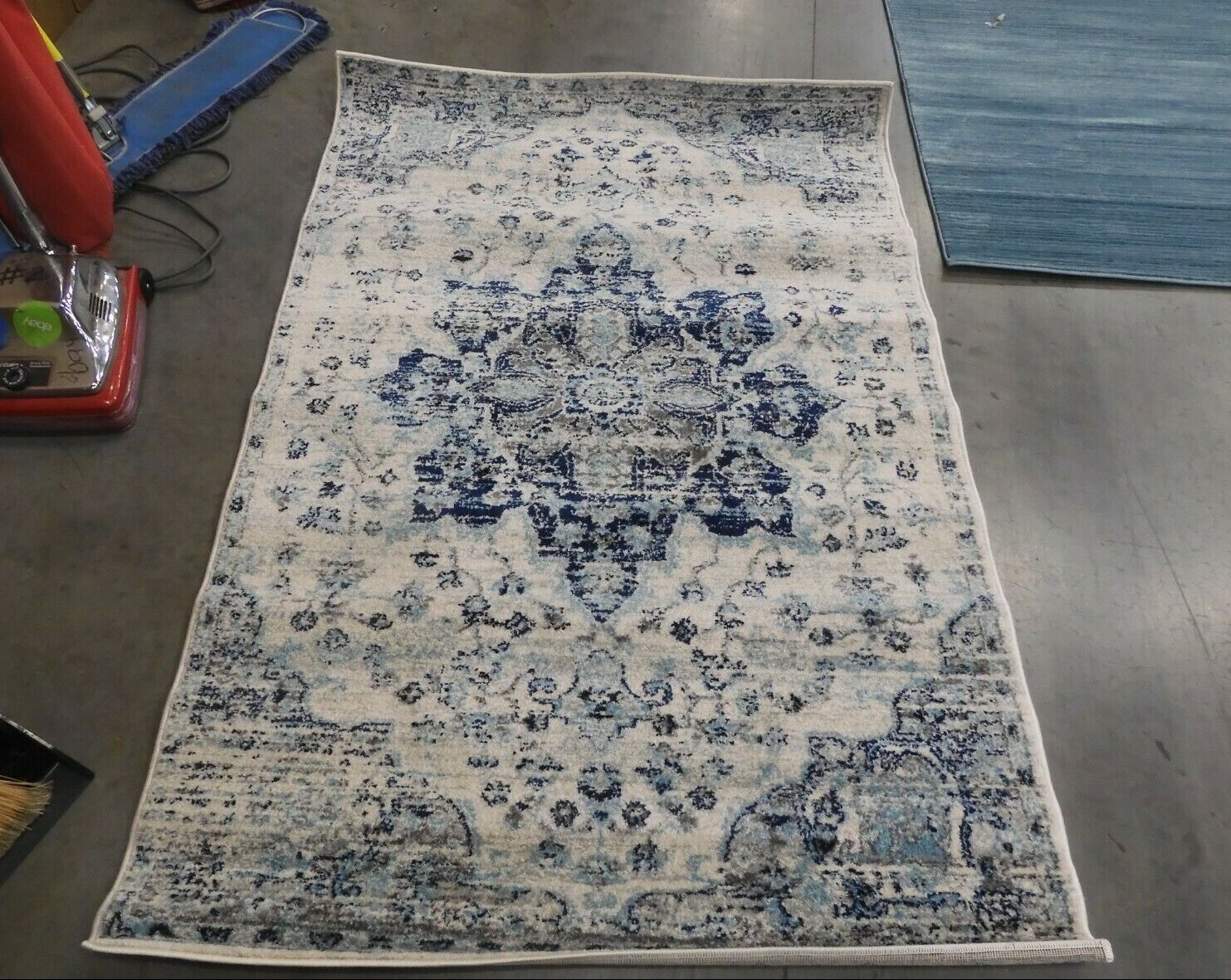 IVORY / NAVY 4′ X 6′ Back Stain Rug, Reduced Price 1172624772 MAD921N-4