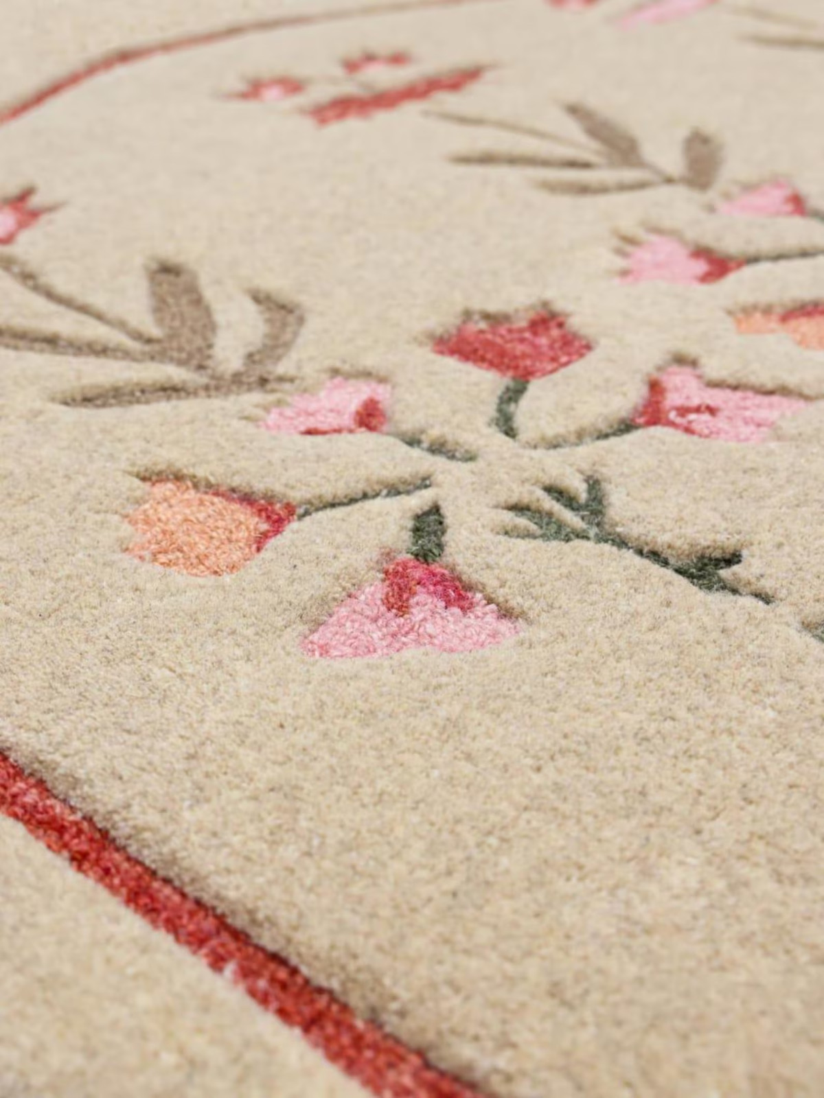 Hand Tufted Beige Wool Rug Floral Pattern with Pink Red Green Motifs and Scallop