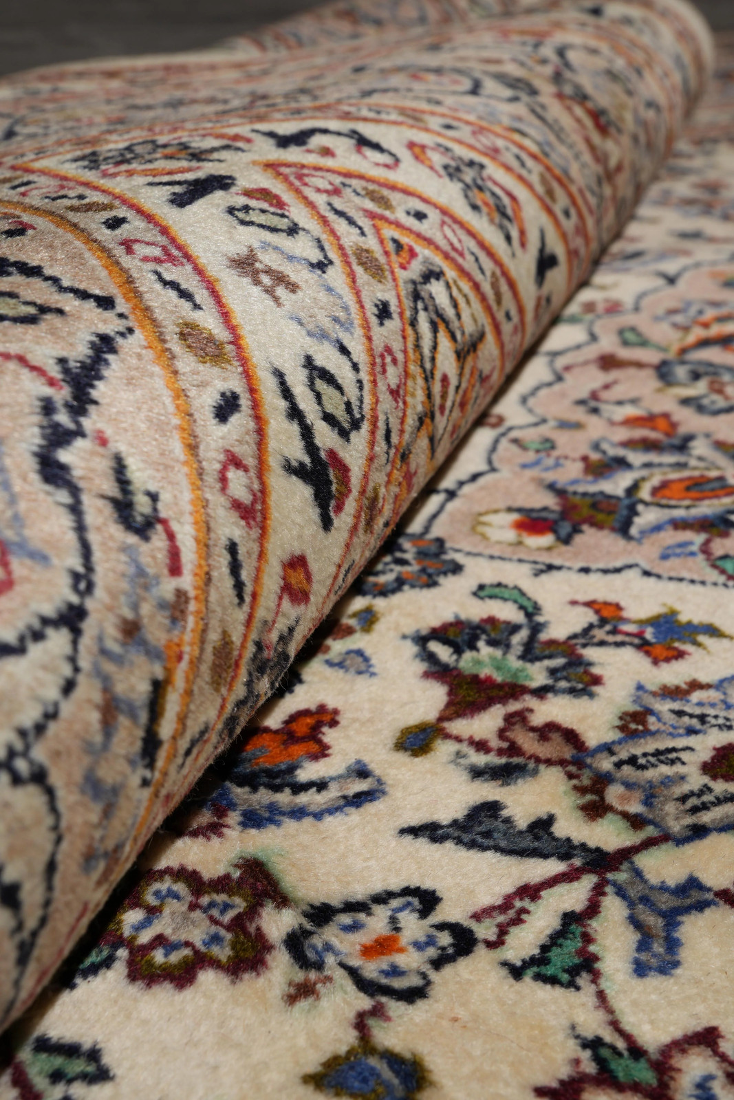 6.9 x 9.8 Authentic Perrsian Kashaan Rug Light Colors #F-4112