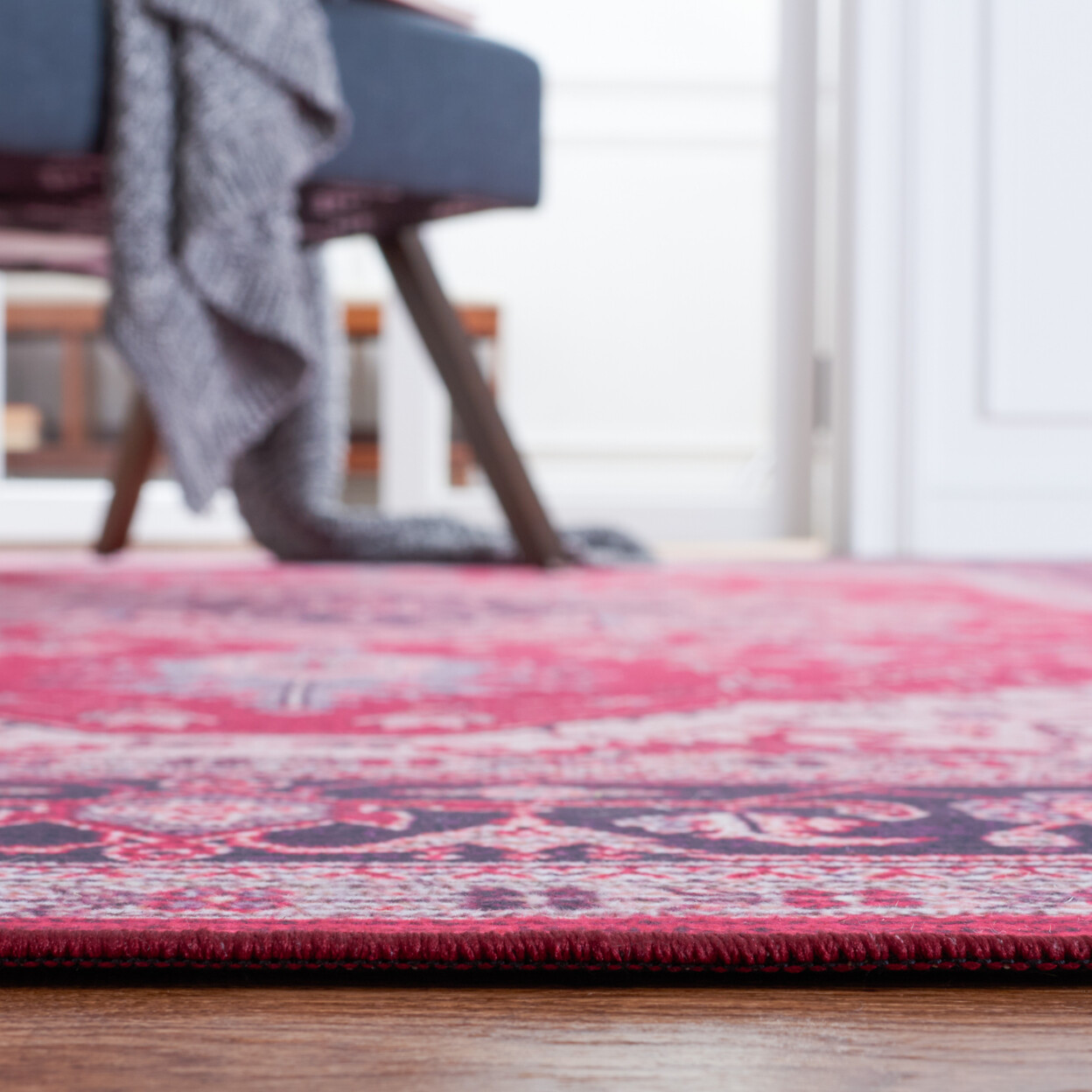 SAFAVIEH Tucson Collection TSN128Q Red / Navy Rug