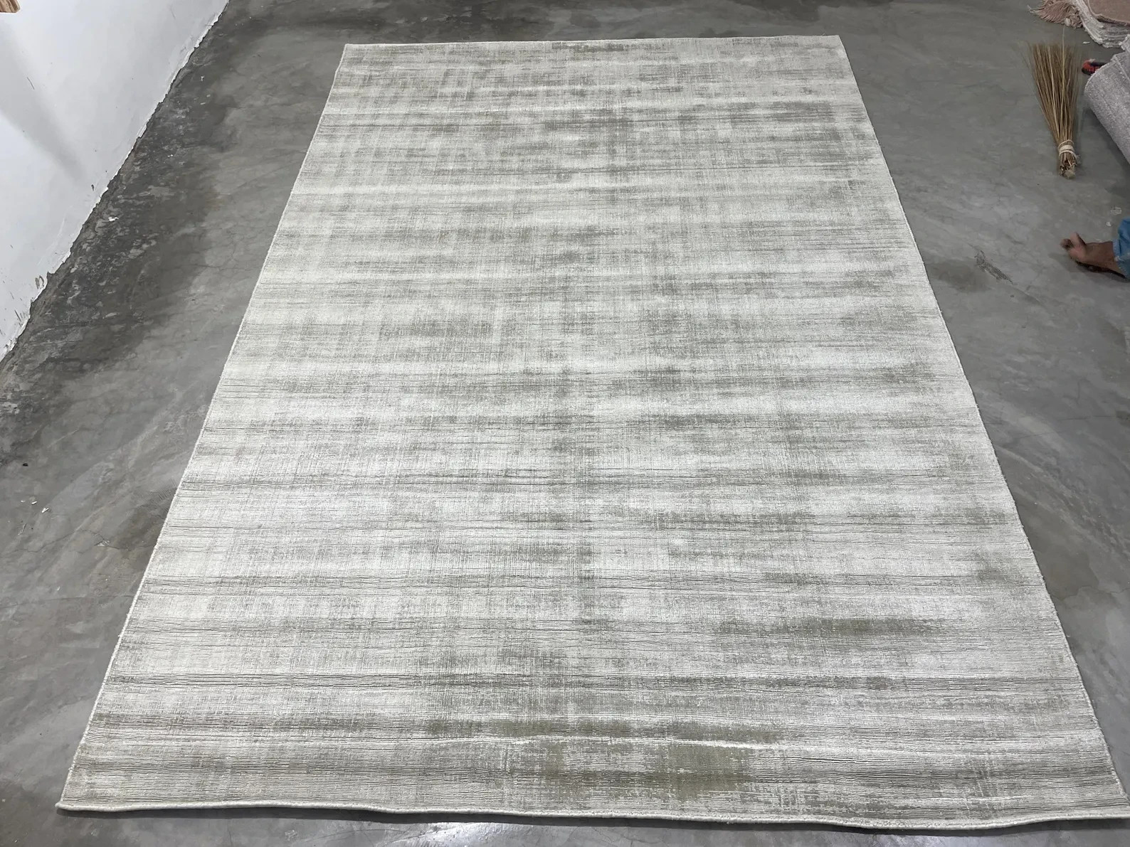 New Luxury Color Grey Hand Loom Viscose Rug Handmade Design Area Carpet Rug