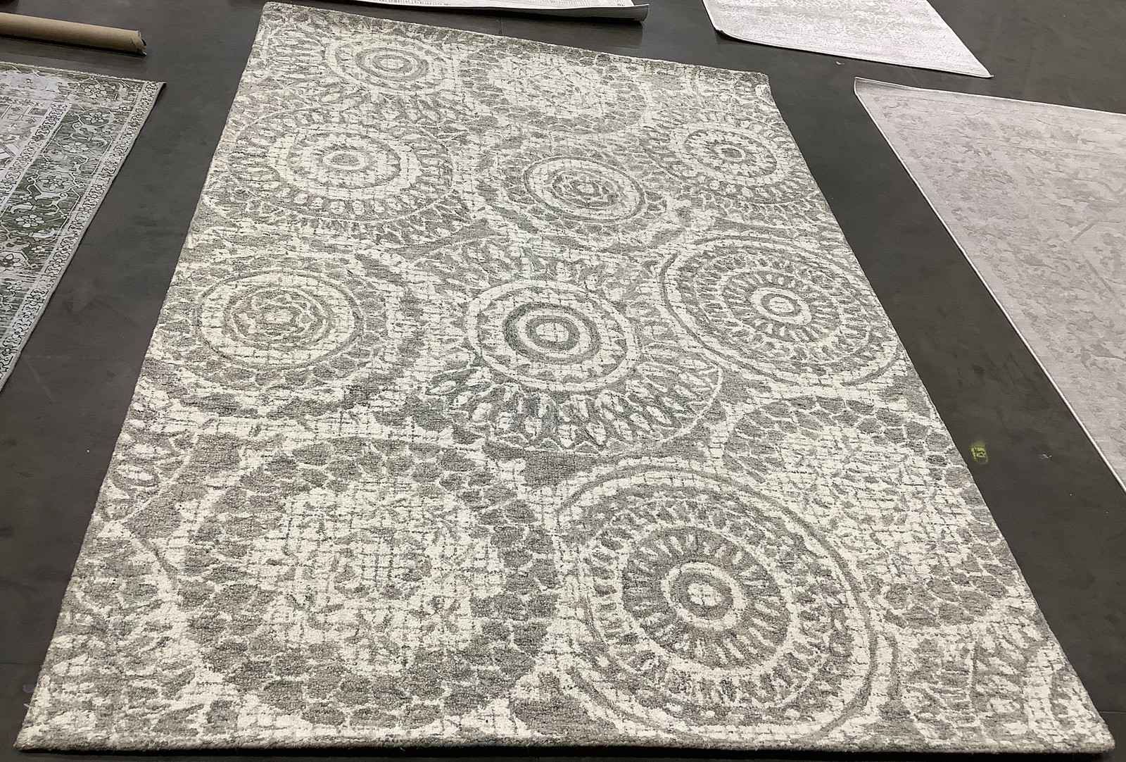 IVORY / GREY 6′-0″ x 9′-0″ Back Stain Rug, Reduced Price 1172683539 ABT205B-6