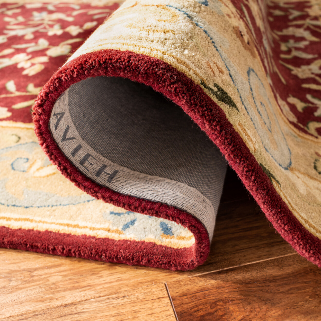 SAFAVIEH Bergama BRG164A Handmade Red / Dark Beige Rug