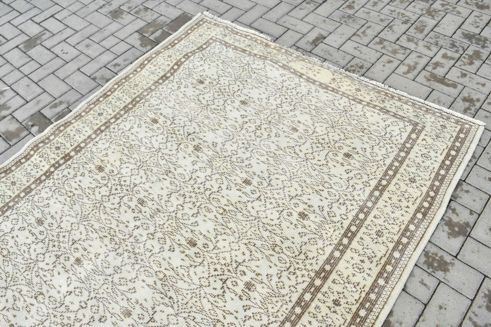 Vintage Turkish Rug 5,3×8,2 ft, White Oriental Wool Rug