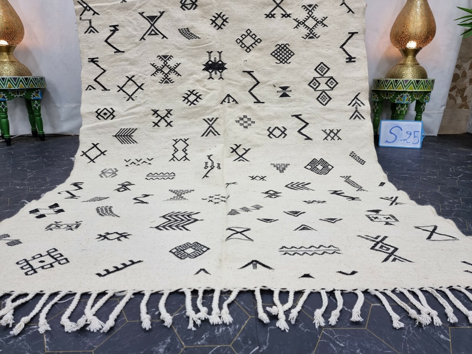 Moroccan Handmade Kilim Zanafi Rug 4’8″x8’3″ Berber Abstract White Black Carpet