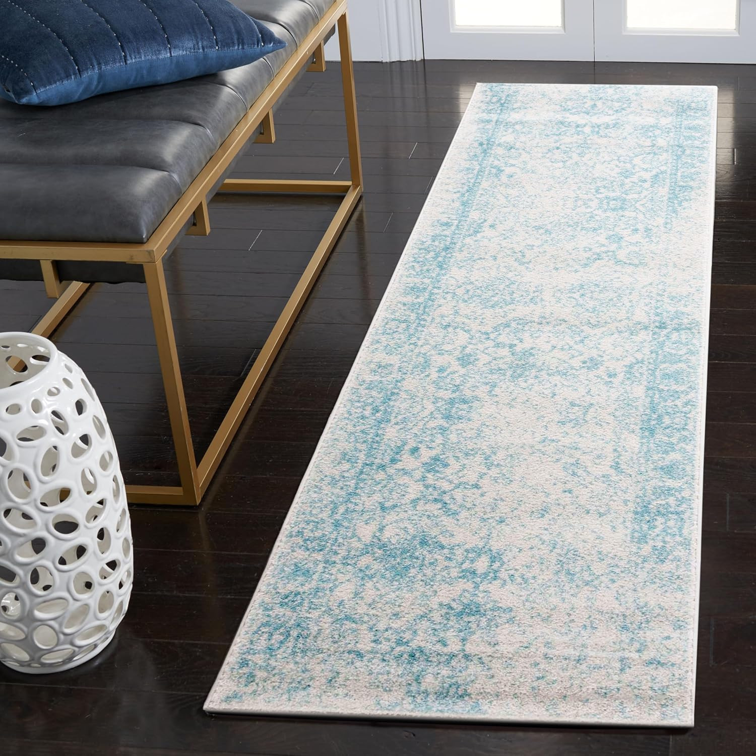 SAFAVIEH Adirondack Collection Accent Rug – 2’6″ X 4′, Ivory & Light Blue, Distr