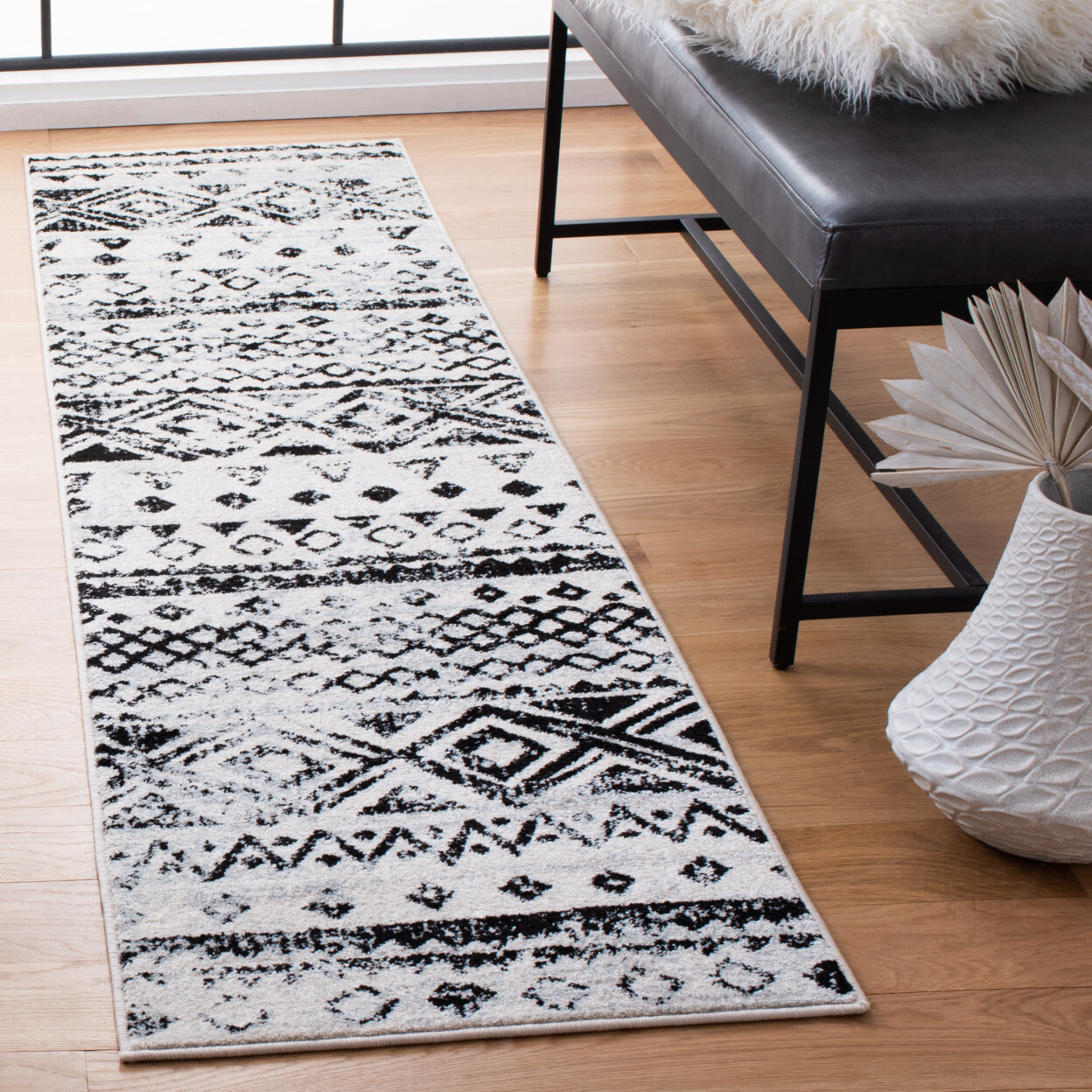 SAFAVIEH Mercer Collection MRE415A Ivory / Charcoal Rug