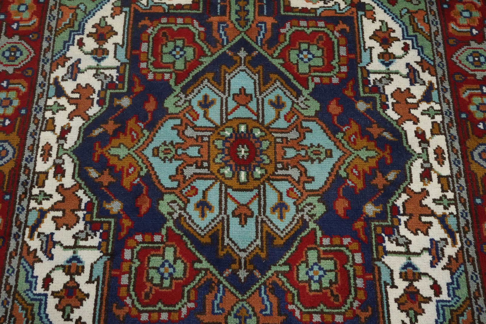 Traditional 5×8 Ivory and Green Hand-Knotted Area Rug