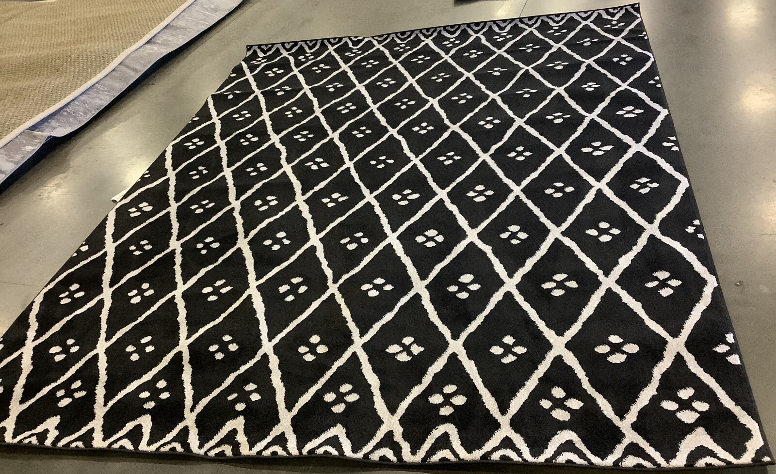 BLACK / CREME 8′-0″ x 10′-0″ Flaw in Rug, Reduced Price 1172670782 AMT442I-8