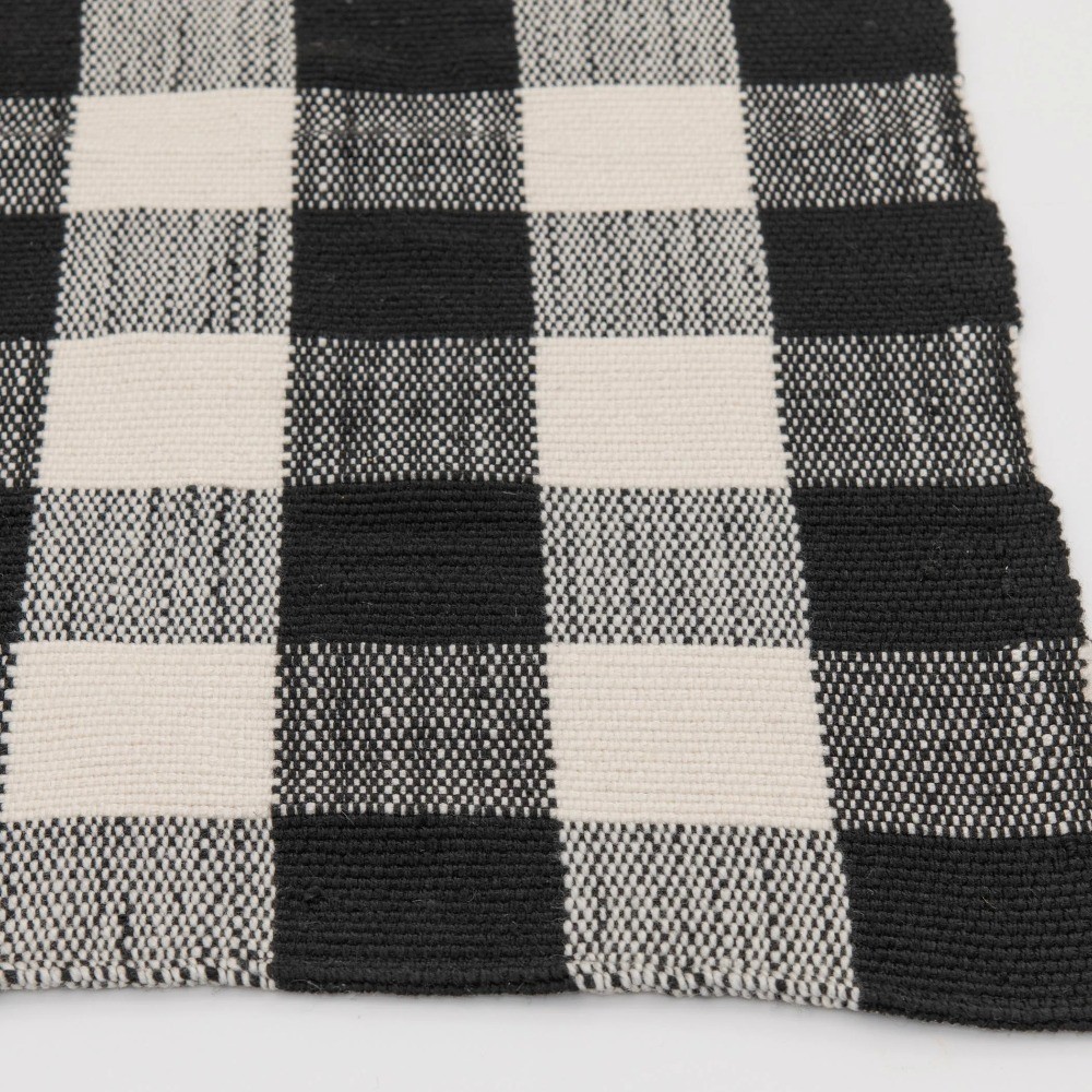 24″ x 36″ Black & White Outdoor Layering Rug