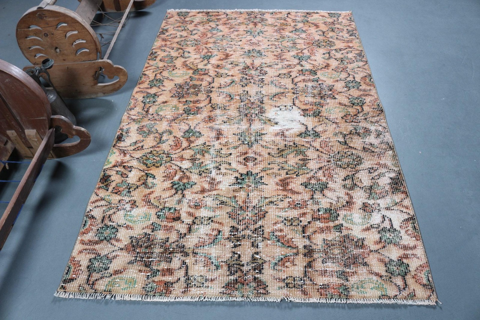 Vintage Turkish Rug 4,3×6,4 ft (131×195 cm), Brown Floral Wool Rug