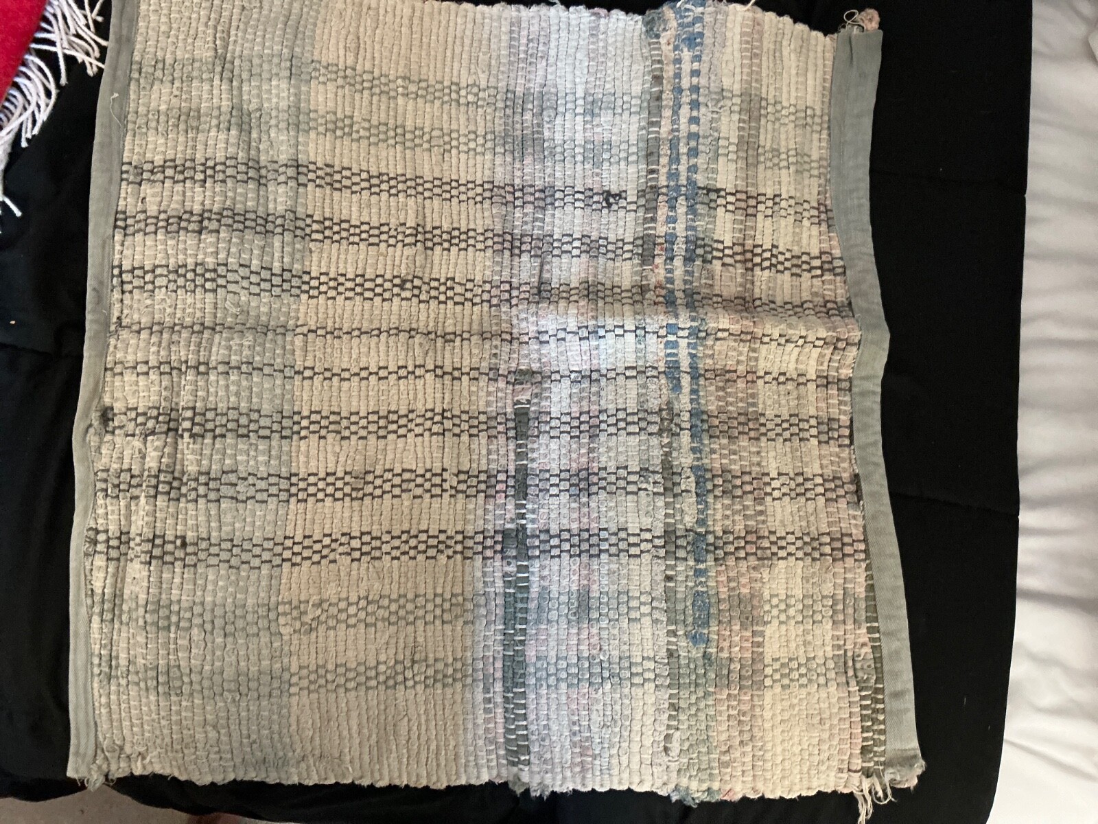 26in x 24 in handwoven gray area rug