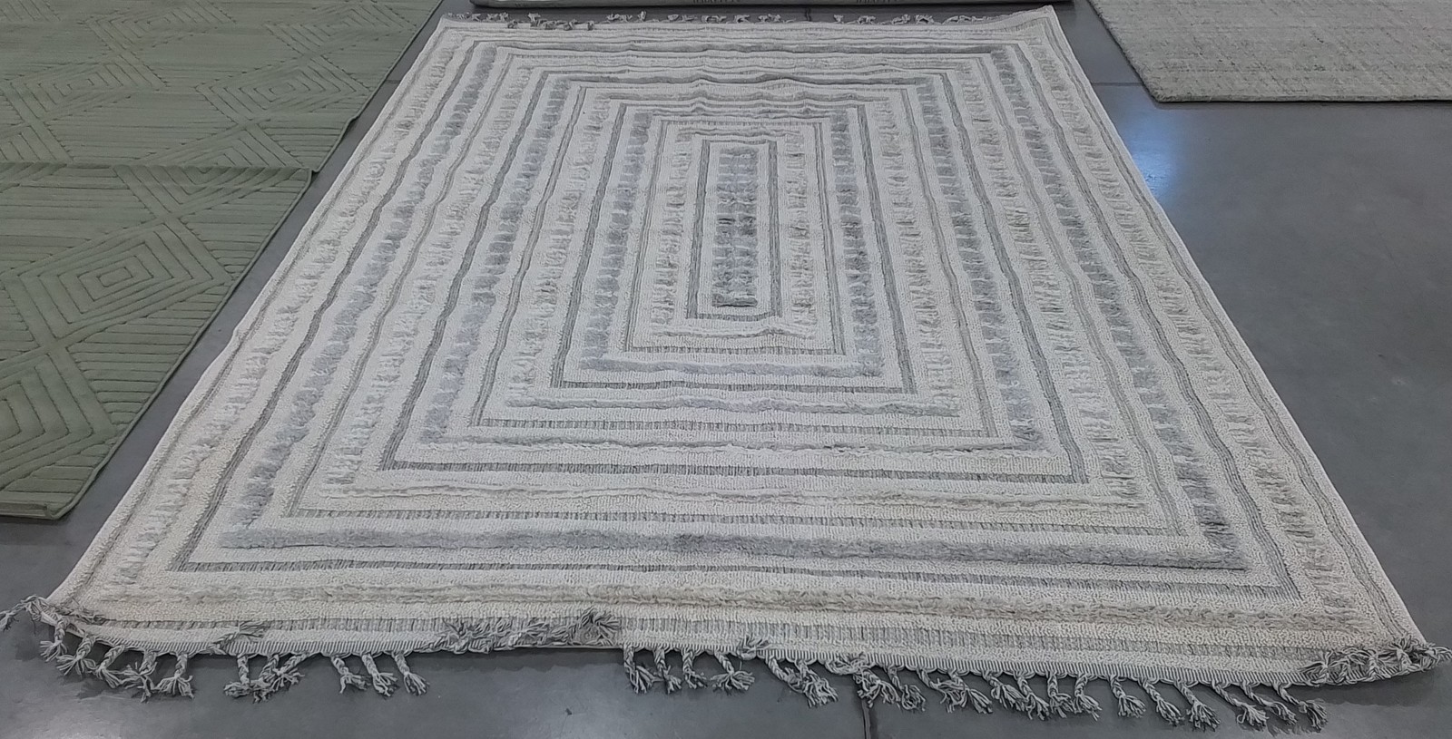 IVORY / GREY 8′-0″ x 10′-0″ Back Stain Rug, Reduced Price 1172796924 CLO101A-8