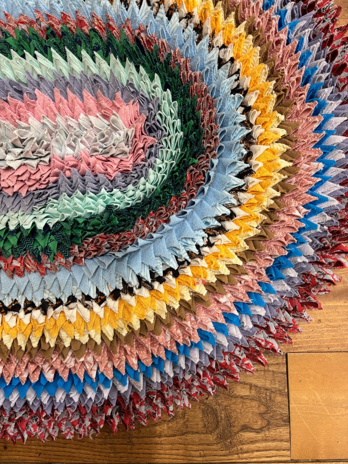 Handmade/Exceptional Quality/Rainbow Colors/Polyester/Throw Rug