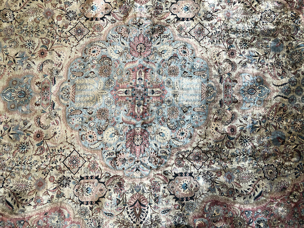 A Stunning 6′ x 9′ Super Quality 700 KPSI 100% Silk On Silk Rug