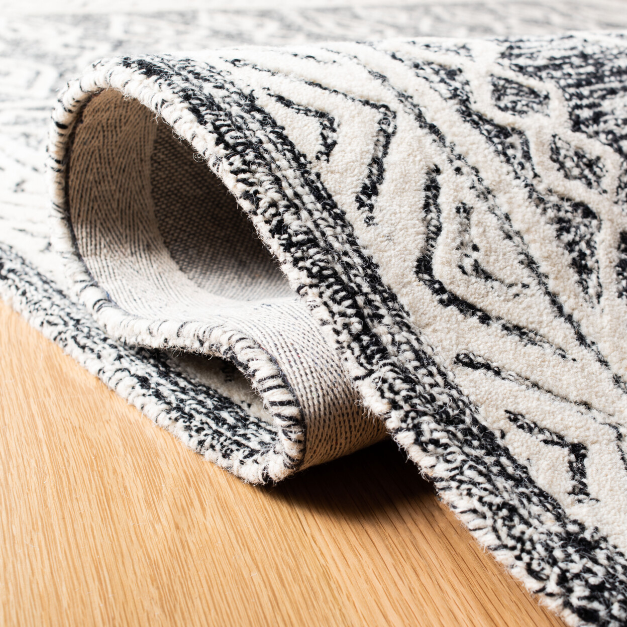 SAFAVIEH Abstract ABT558A Handmade Ivory / Black Rug