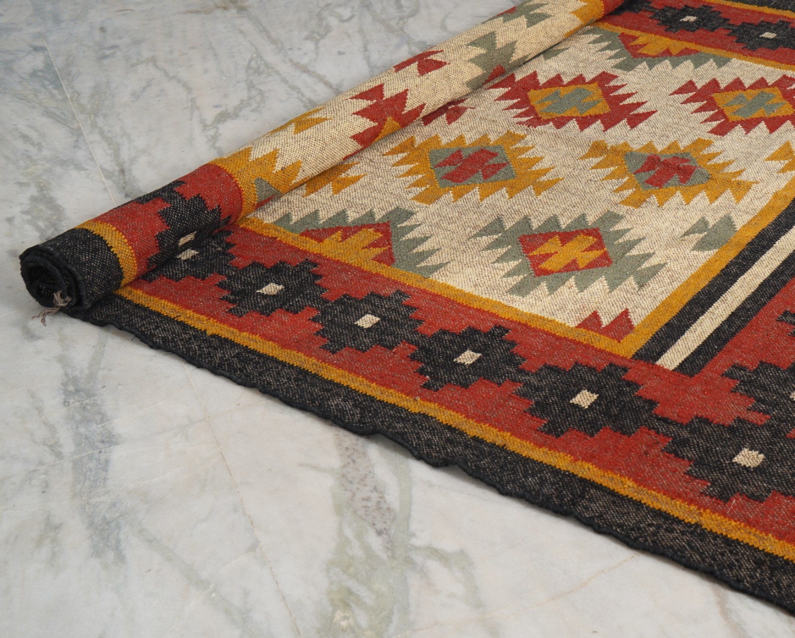 Peruvian Wool Jute Rug: Kilim Flatweave, Vintage Indian Navajo Fusion, Colorful