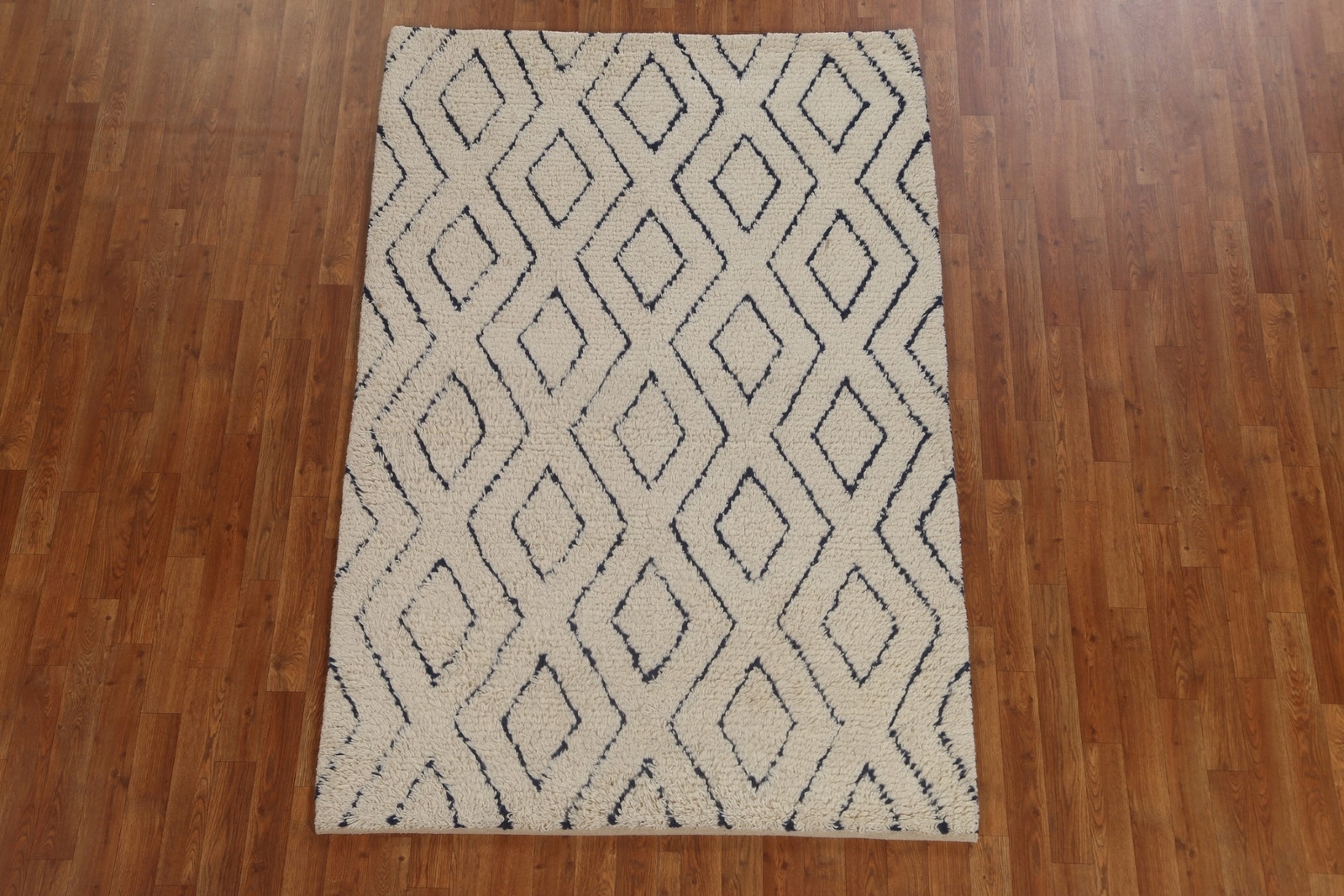 Stylish Abstract Luxury Hand-Knotted Wool Moroccan Ivory for Bedroom 5×7 ft