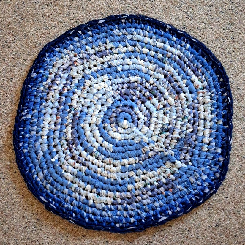 25″ Round Braided Rag Rug Vibrant Blues Polyester Fabric CottageCore Handcrafted