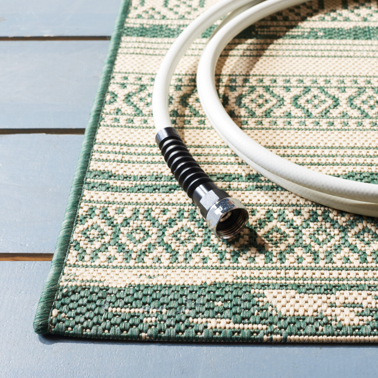 SAFAVIEH Outdoor CY8061-32221 Courtyard Dark Green / Beige Rug