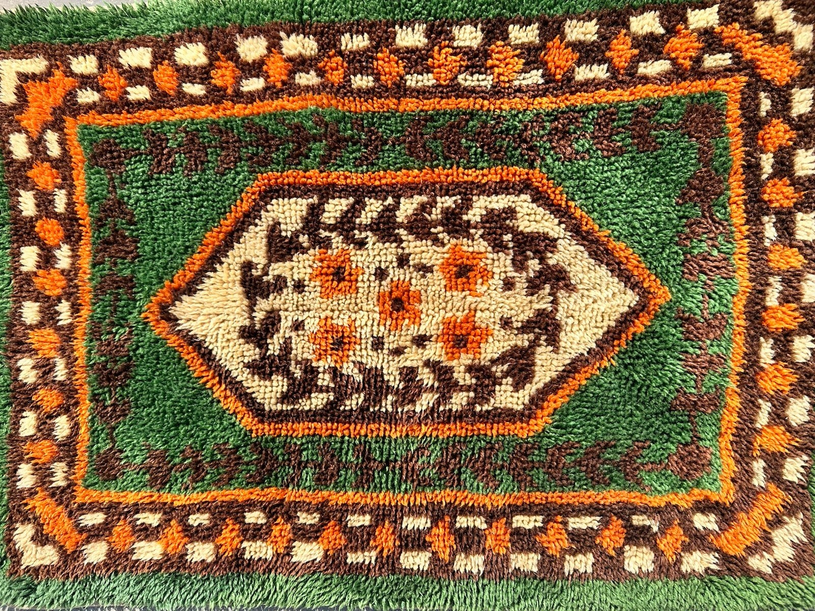 Latch Hook Rug Vintage Green Orange Medallion 70s Boho Accent 25×33