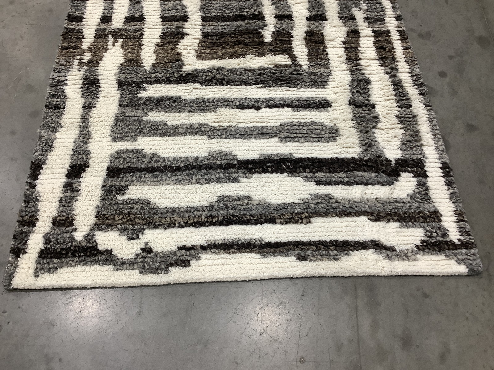 IVORY / CHARCOAL 4′-0″ x 6′-0″ Damaged Rug, Reduced Price 1172684091 CSB541H-4