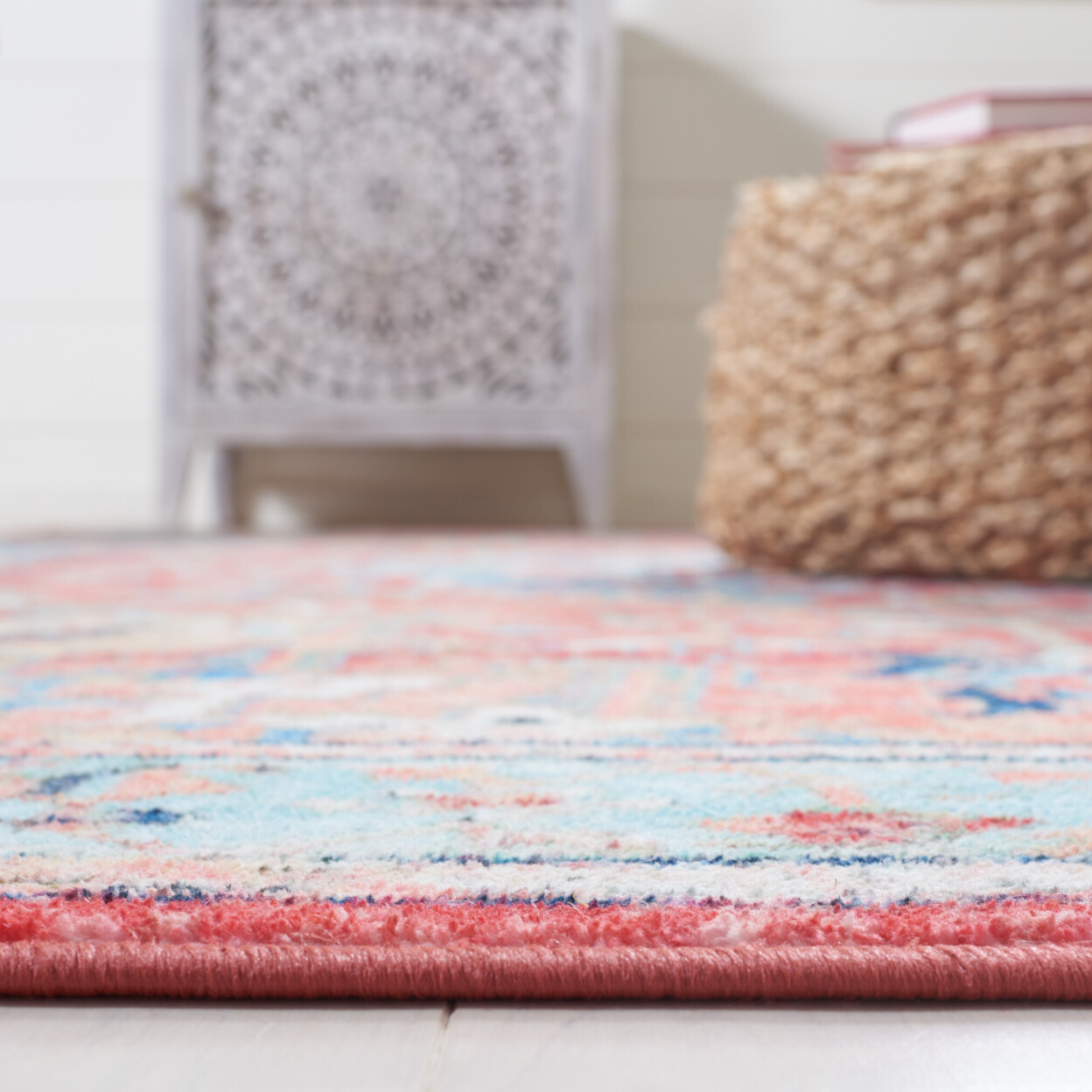 SAFAVIEH Riviera Collection RIV182J Light Blue / Red Rug