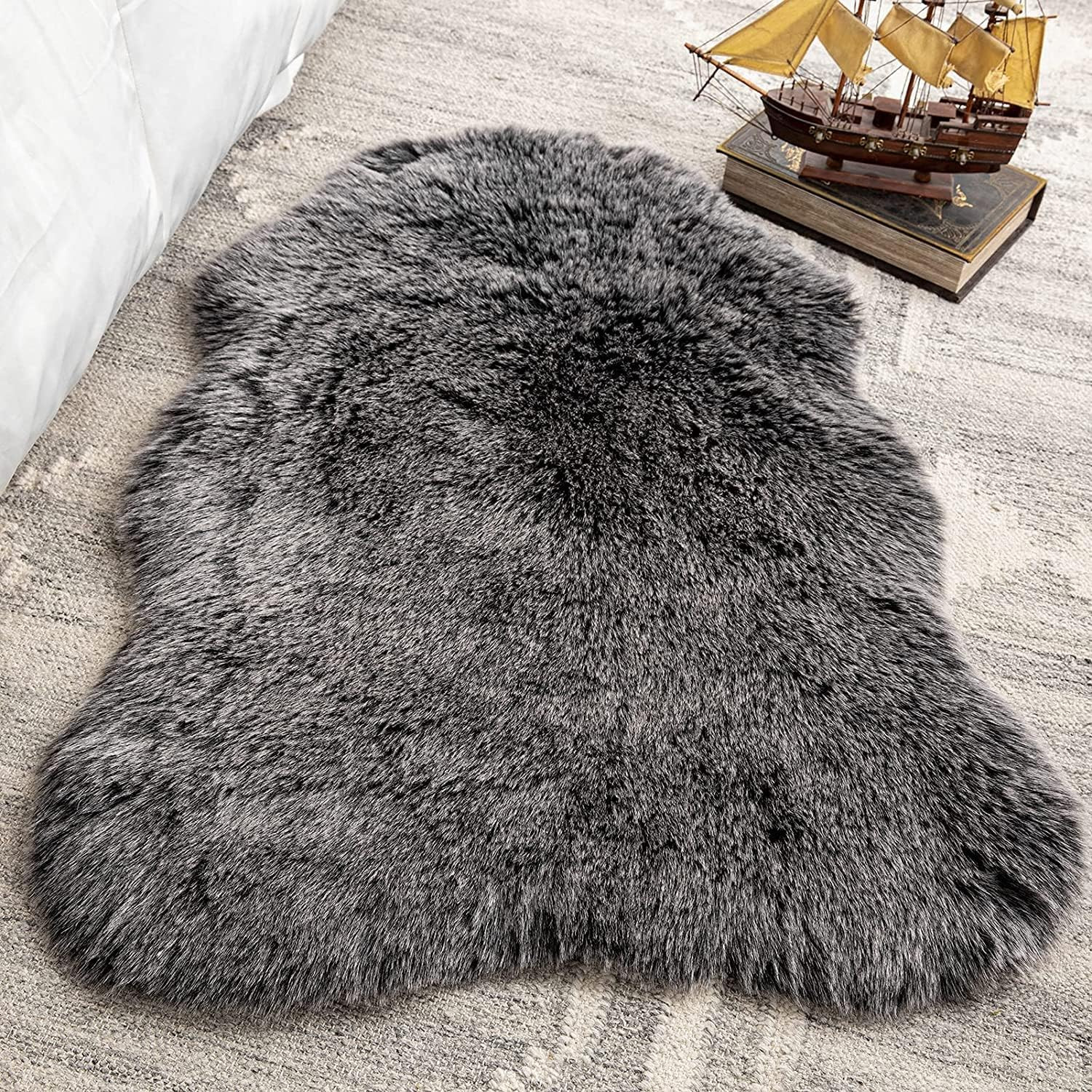 Faux Fur Rug, Fluffy Soft Faux Fox Fur Area Rugs for Bedroom Livingroom Kids Roo