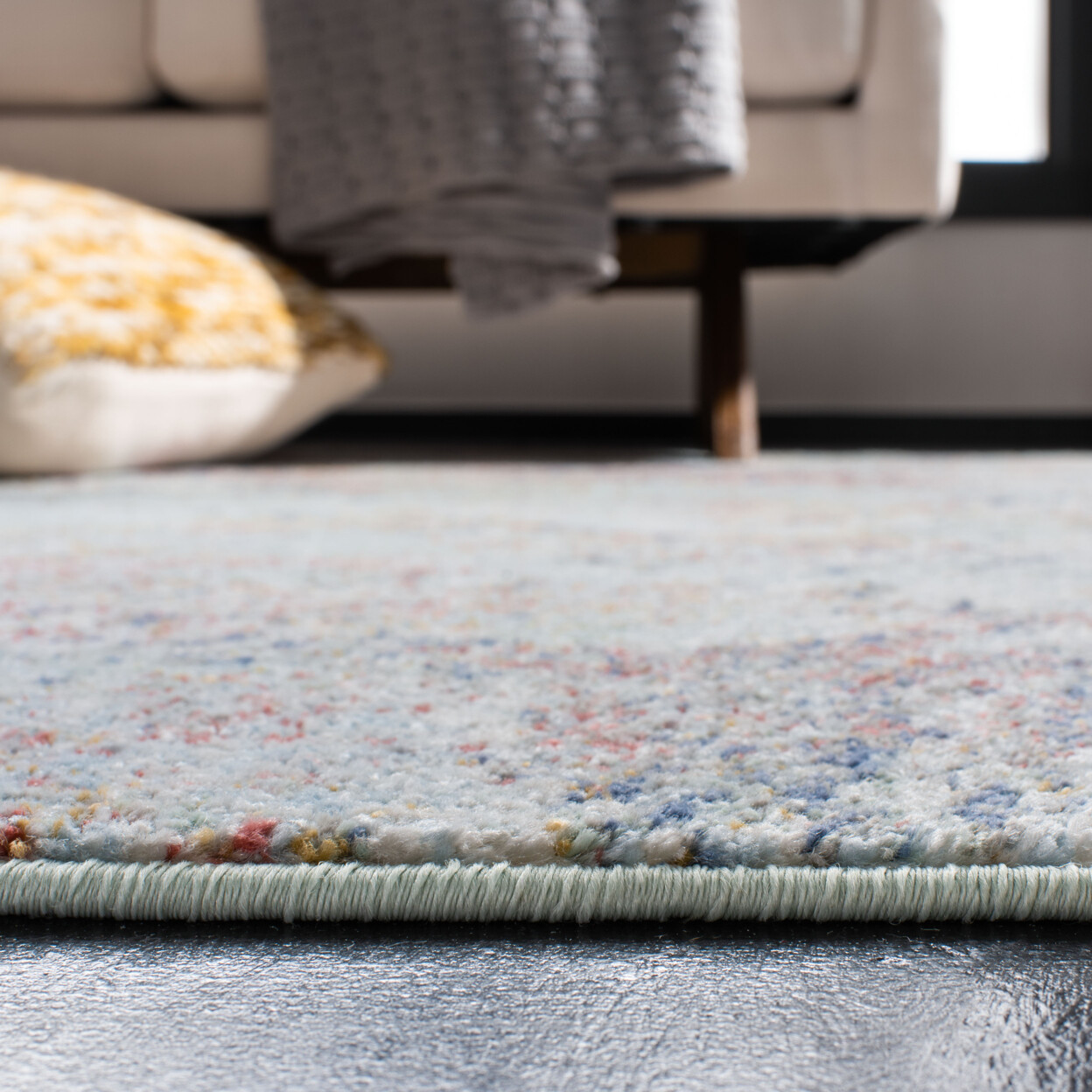 SAFAVIEH Prism Collection PSM532A Creme / Red Rug