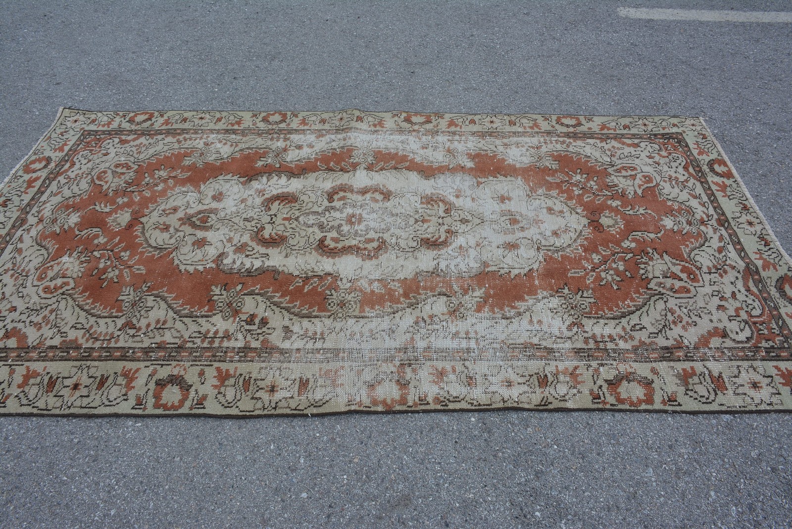 Turkish Rug 4,6×8,8 ft (140×267 cm), Brown Floral Vintage Rug