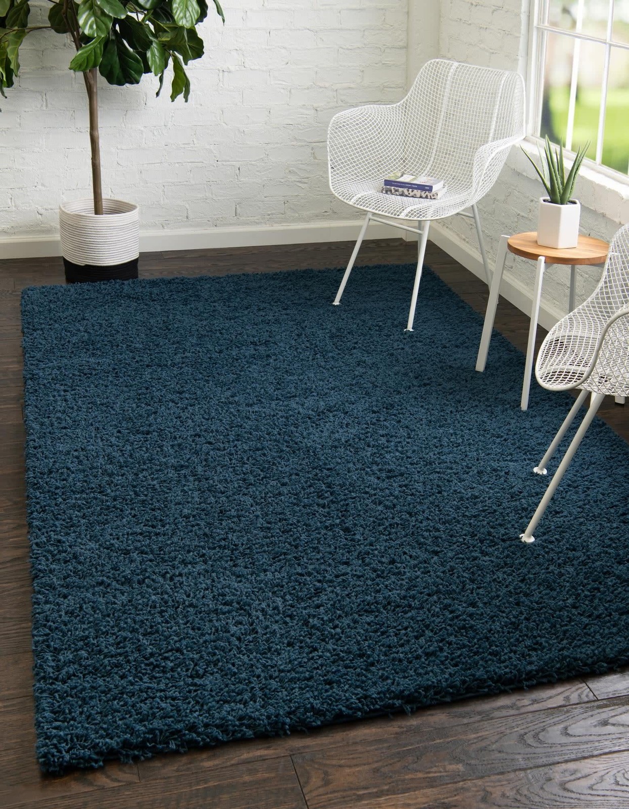 Solid Shag Collection Area Rug (5′ 1″ x 8′ Rectangle, Sapphire Blue/ Navy Blue)