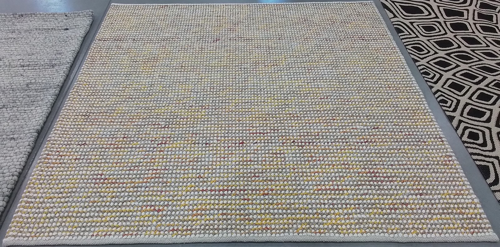 IVORY / GOLD 6′-0″ x 6′-0″ Back Stain Rug, Reduced Price 1172802090 VRM401B-6SQ